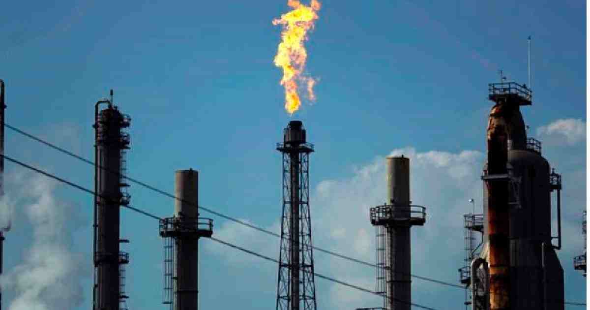 Oil plunges 25% as another virus-fueled trading week begins